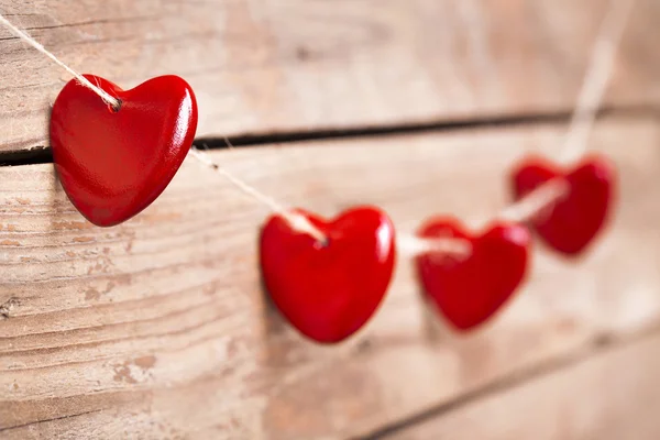 Sevgililer kalpler rustik ahşap zemin üzerine — Stok fotoğraf