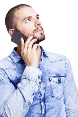 Genç adam cep telefonuyla konuşuyor.