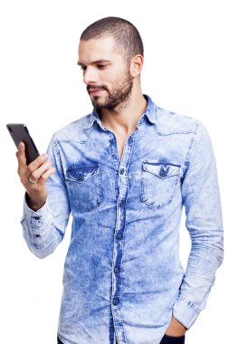 Akıllı casual adam onun smartphone cep telefonu ile mesaj okuma