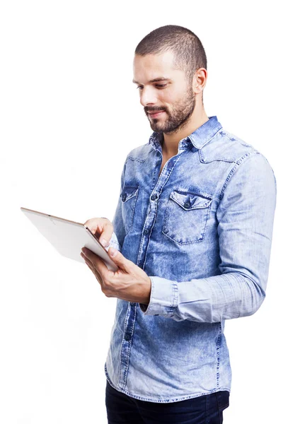 Casual man använder en tablet PC — Stockfoto