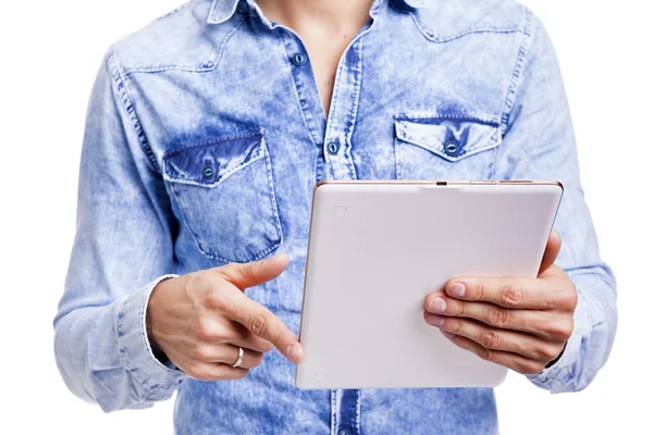 Uomo mani in possesso di un computer tablet — Foto Stock