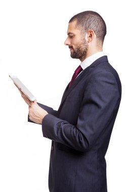 Dijital tablet ile gülümseyen iş adamı
