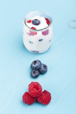 Bardak yoğurt böğürtlen ve yaban mersini ile