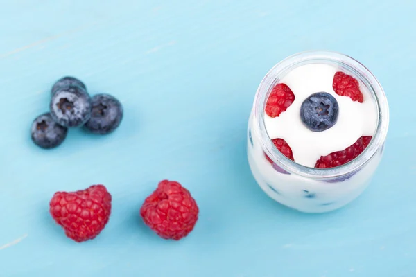 Склянка йогурту з ягодами та чорницею — стокове фото