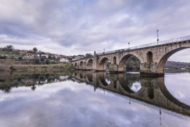 Gün batımında Ponte da Barca Köprüsü