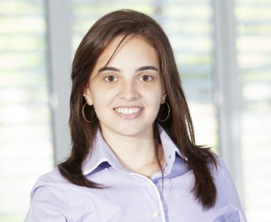 Seyir ve gülümseyerek emin iş kadını