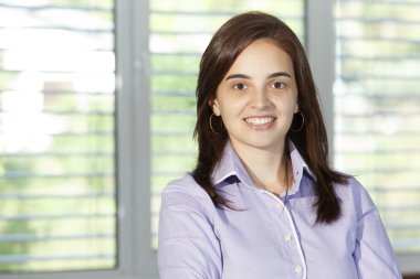 Seyir ve gülümseyerek emin iş kadını