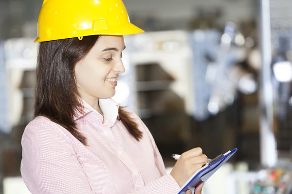 Mechanical engineer taking notes at metallurgy factory — Stock Photo, Image