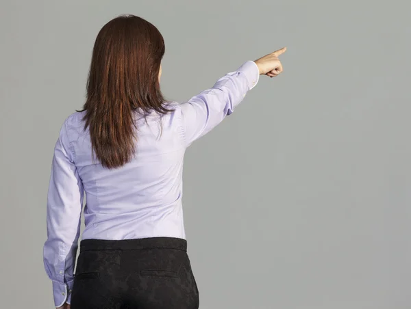 Geschäftsfrau zeigt mit dem Finger — Stockfoto