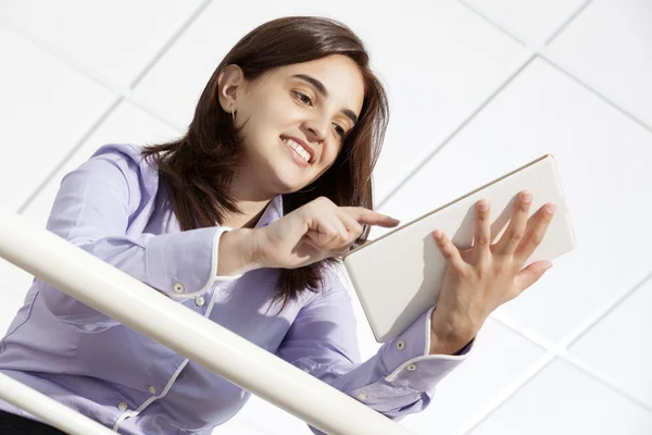 Empresária segurando um computador tablet — Fotografia de Stock