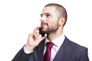 Telefonda konuşan yakışıklı bir iş adamının portresi.