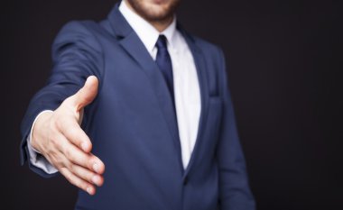 İş adamı elini sıkıyor.