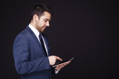 Dijital tablet kullanan işadamı