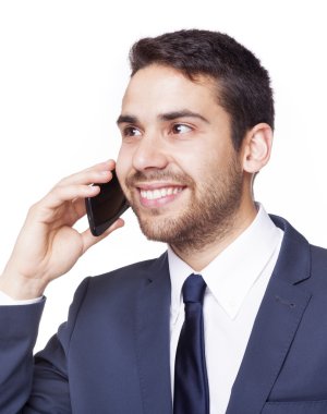 Telefonda konuşurken gülümseyen iş adamı