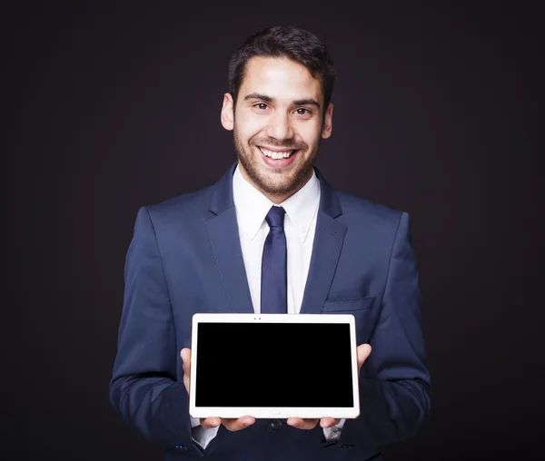 Empresário exibindo um computador tablet — Fotografia de Stock