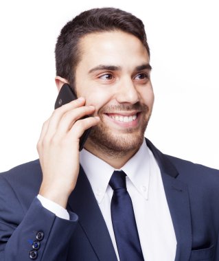 Cep telefonuyla konuşurken gülümseyen iş adamı