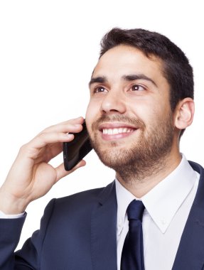 Telefonda konuşurken gülümseyen iş adamı