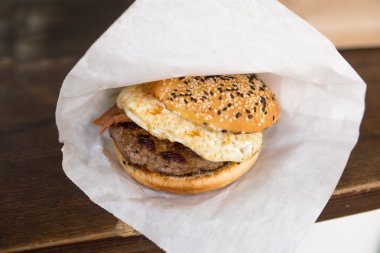 Ahşap masa üzerinde bir teknik inceleme lezzetli hamburger.