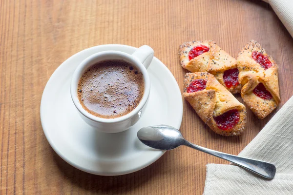 Xícara de café quente e biscoitos com na velha mesa de madeira — Fotografia de Stock