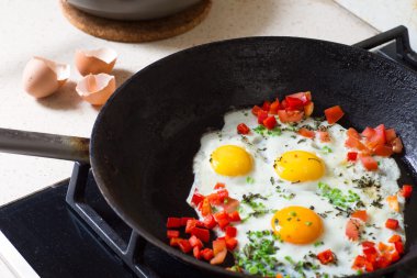 Sahanda yumurta, karabiber, fesleğen ve soğan bir Pan