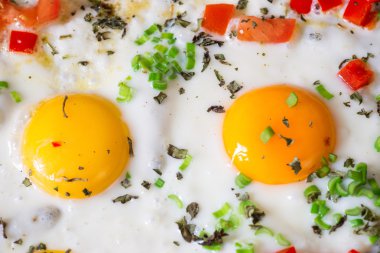 Sahanda yumurta, biber, soğan ve otlar