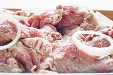 Taze çiğ domuz fileto biftek et dilimlenmiş soğan ile