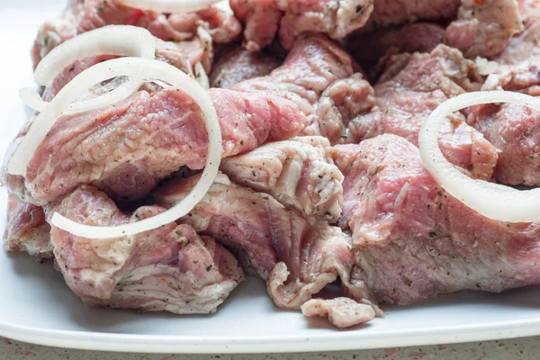 新鲜的生猪肉里脊牛排肉与切好的洋葱 — 图库照片