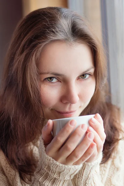 Retrato de cerca de una hermosa joven tomando café —  Fotos de Stock