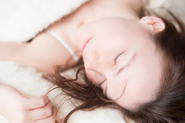 寝ている美しい若い女性の肖像画 — ストック写真