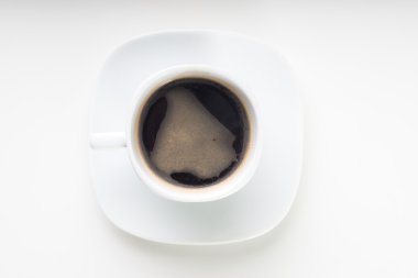 Beyaz arka planda kahve fincanı