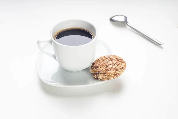 Tasse de café chaud avec biscuits sur fond blanc — Photo