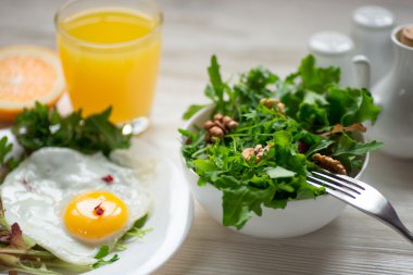 Roka, salata, rustik ahşap backgr üzerinde ceviz yeşil salata