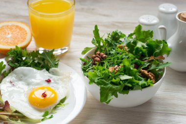 Roka, salata, rustik ahşap backgr üzerinde ceviz yeşil salata