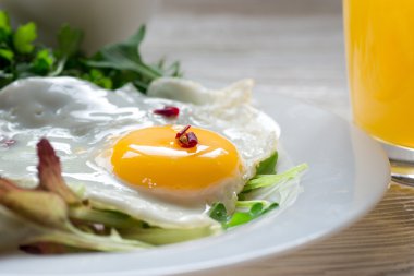 Roka, salata, rustik ahşap backgr üzerinde ceviz yeşil salata