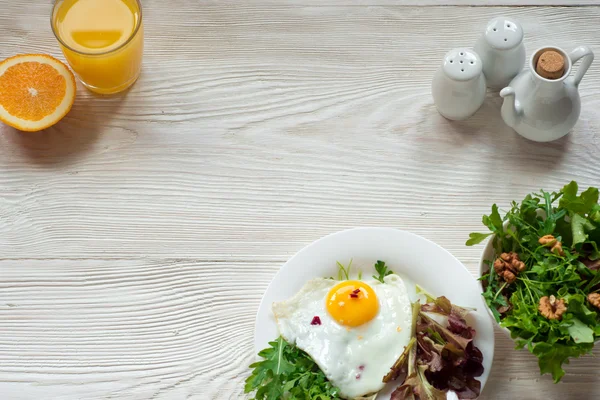 Roka, salata, rustik ahşap backgr üzerinde ceviz yeşil salata — Stok fotoğraf