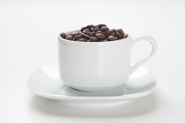 Kaffeetasse mit Kaffeebohnen — Stockfoto