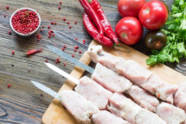 Çiğ domuz eti, kebap yapma. Şiş ızgara için hazır