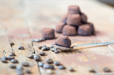 Kakao tozu ile koyu çikolata truffles
