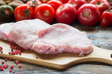 Kaburga Domuz pirzola et Başbakan domates ile kesme tahtası üzerinde kesmek