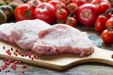 Kaburga Domuz pirzola et Başbakan domates ile kesme tahtası üzerinde kesmek