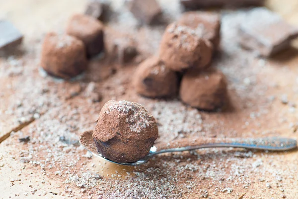 Truffes au chocolat noir avec poudre de cacao — Photo