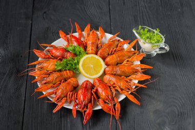 Haşlanmış kırmızı crayfishes üzerinde beyaz bir yemek, üstten görünüm