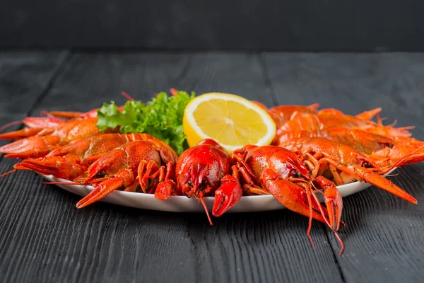 Beyaz bir tabak üzerine haşlanmış kırmızı crayfishes