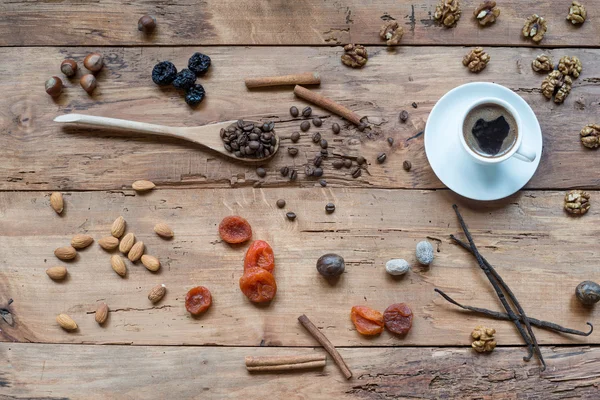 Taza de café y variedades de frutos secos y otras semillas . —  Fotos de Stock