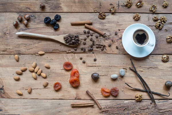 Koffiekopje en soorten noten en andere zaden. — Stockfoto