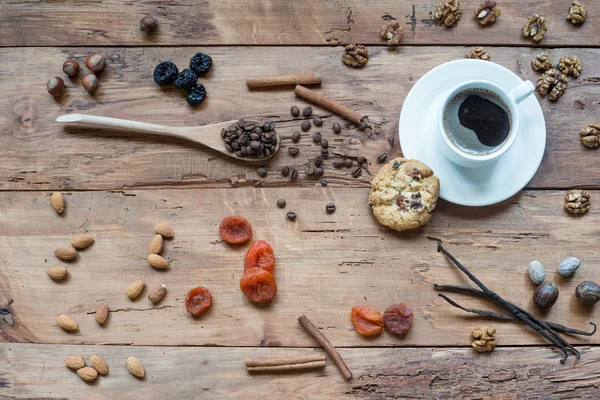 Koffiekopje en soorten noten en andere zaden. — Stockfoto