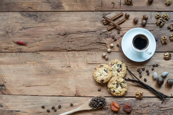 Taza de café y variedades de frutos secos y otras semillas . —  Fotos de Stock