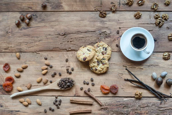 Taza de café y variedades de frutos secos y otras semillas . Fotos De Stock Sin Royalties Gratis