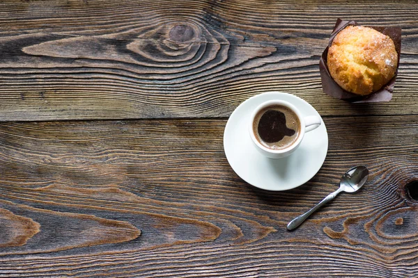 Espresso im klassischen Stil mit Chip-Muffin — Stockfoto