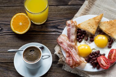 İngiliz kahvaltısı pastırma, sahanda yumurta, Kuru fasulye ile